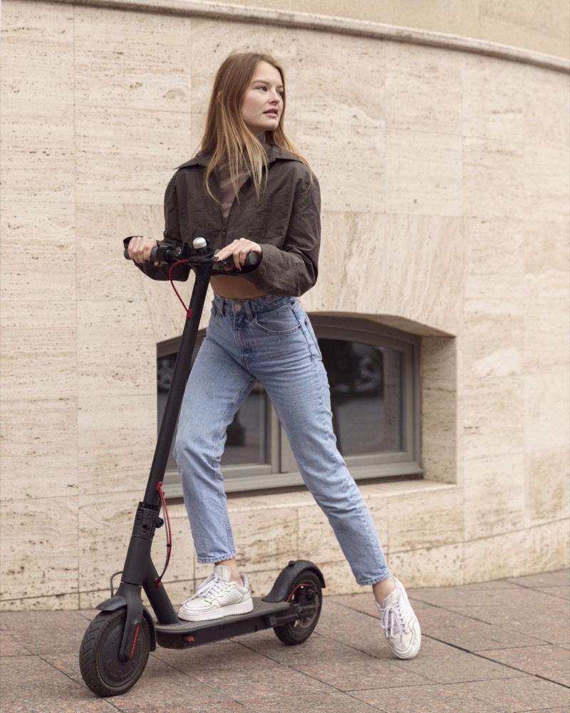 Rider de The Electric Roads con su patineta eléctrica
